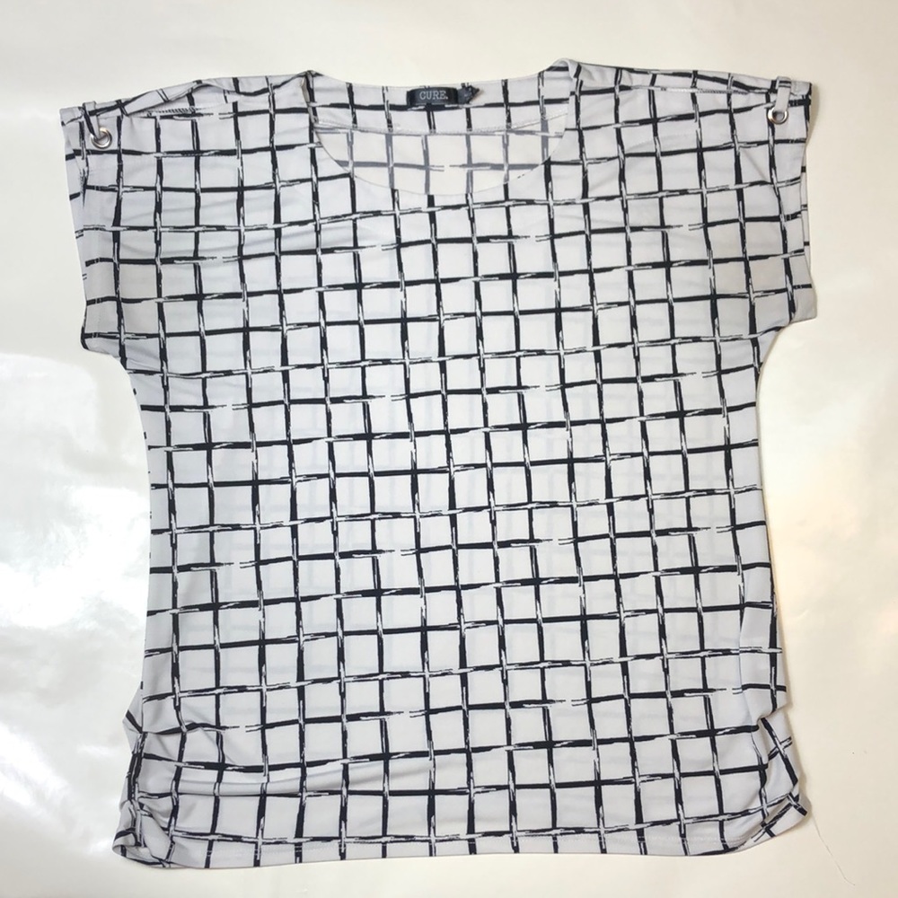 CURE White Black Box Print Open Shoulder Detail Cinch Bottom Hem Short Sleeve